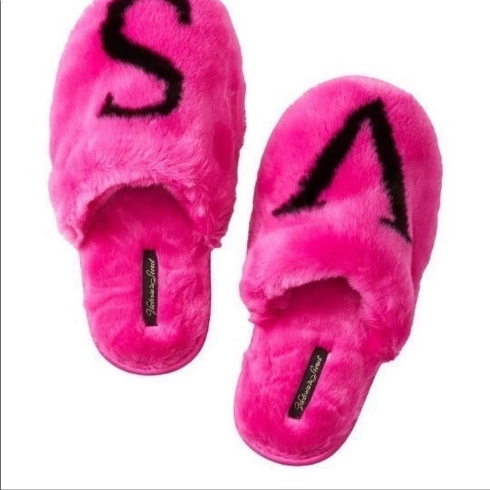 VICTORIA'S SECRET
Closed Toe Faux Fur Slipper - Picture 2 of 3